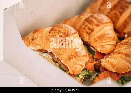 Des croissants aux fruits de mer sont servis dans une boîte blanche Banque D'Images