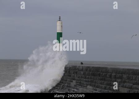 Aberystwyth pays de Galles météo Royaume-Uni 9th mars 2022 . Une journée de tempête sur la côte ouest du pays de Galles où les gens se sont rassemblés pour voir des vagues géantes qui arnagent la promenade du front de mer avec le mur du port et la lumière qui s'est battue, Credit: mike davies/Alay Live News Banque D'Images