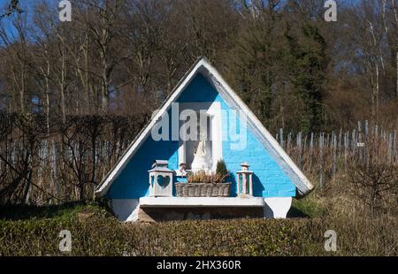 Petite chapelle au sentier de randonnée près de Sint-Martens-Voeren, région de Voer en Belgique Banque D'Images