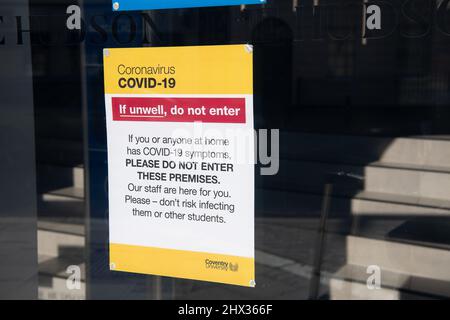 Vauxhall, Londres, Royaume-Uni. 8th mars 2022. Un panneau Covid-19 à l'Université de Coventry à Vauxhall. Les cas de Covid-19 positifs au Royaume-Uni ont augmenté de 22 900 par rapport à la semaine dernière. Le nombre de personnes à l'hôpital avec Covid a augmenté de 471 la semaine dernière et le nombre de décès de 212 sont en hausse de 18 la semaine dernière. Crédit : Maureen McLean/Alay Banque D'Images