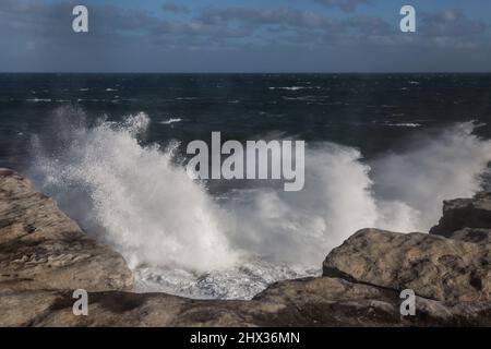 Sydney, Australie, mercredi 9th mars 2022. Les grandes vagues frappent Rocks à Ben Buckler point, North Bondi alors que les tempêtes et les inondations se apaise enfin, et le soleil se couche. Credit Paul Lovelace/Alamy Live News Banque D'Images