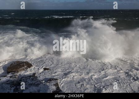 Sydney, Australie, mercredi 9th mars 2022 .Big Waves Hit Rocks à Ben Buckler point, North Bondi alors que les tempêtes et les inondations finissent par se calmer, et le soleil se couche. Credit Paul Lovelace/Alamy Live News Banque D'Images