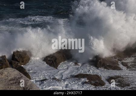 Sydney, Australie, mercredi 9th mars 2022 .Big Waves Hit Rocks à Ben Buckler point, North Bondi alors que les tempêtes et les inondations finissent par se calmer, et le soleil se couche. Credit Paul Lovelace/Alamy Live News Banque D'Images