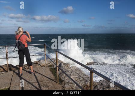 Sydney, Australie, mercredi 9th mars 2022 .Big Waves Hit Rocks à Ben Buckler point, North Bondi alors que les tempêtes et les inondations finissent par se calmer, et le soleil se couche. Credit Paul Lovelace/Alamy Live News Banque D'Images