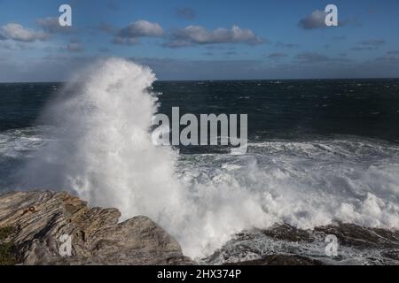 Sydney, Australie, mercredi 9th mars 2022 .Big Waves Hit Rocks à Ben Buckler point, North Bondi alors que les tempêtes et les inondations finissent par se calmer, et le soleil se couche. Credit Paul Lovelace/Alamy Live News Banque D'Images