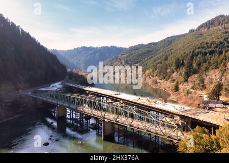 Projet de remplacement du pont de Scottsburg Oregon au-dessus de la rivière Umpqua, drone aérien Banque D'Images