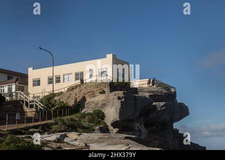 Sydney, Australie, mercredi 9th mars 2022 .Big Waves Hit Rocks à Ben Buckler point, North Bondi alors que les tempêtes et les inondations finissent par se calmer, et le soleil se couche. Credit Paul Lovelace/Alamy Live News Banque D'Images