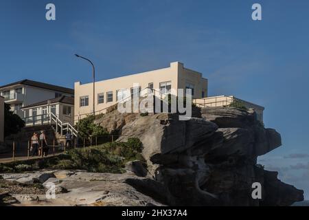 Sydney, Australie, mercredi 9th mars 2022 .Big Waves Hit Rocks à Ben Buckler point, North Bondi alors que les tempêtes et les inondations finissent par se calmer, et le soleil se couche. Credit Paul Lovelace/Alamy Live News Banque D'Images