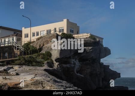 Sydney, Australie, mercredi 9th mars 2022 .Big Waves Hit Rocks à Ben Buckler point, North Bondi alors que les tempêtes et les inondations finissent par se calmer, et le soleil se couche. Credit Paul Lovelace/Alamy Live News Banque D'Images