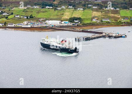 Le ferry MV Hebrides CalMac part de Tarbert sur l'île de Harris depuis Uig, au nord de l'île de Skye, Highland, Écosse, Royaume-Uni. Banque D'Images