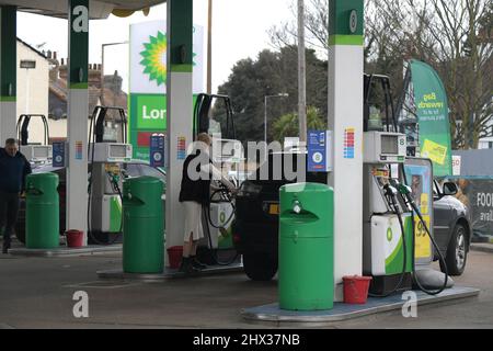 Londres, Royaume-Uni. 9th mars 2022. Le prix du carburant diesel a atteint près de £1,86 par litre dans une station-service BP de Grays Essex aujourd'hui 20p de plus que le carburant ordinaire sans plomb. Crédit : MARTIN DALTON/Alay Live News Banque D'Images