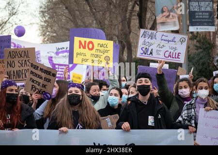 Madrid, Madrid, Espagne. 8th mars 2022. Les personnes à la manifestation de 8M, Journée internationale de la femme, à Madrid, Espagne, le 8 mars, 2022. Une journée utilisée à l'échelle internationale pour donner voix et visibilité aux femmes et dont la date a été choisie pour commémorer la mort de 146 travailleuses dans un incendie dans une usine de textile de New York en 1857. (Credit image: © Alvaro Laguna/Pacific Press via ZUMA Press Wire) Banque D'Images