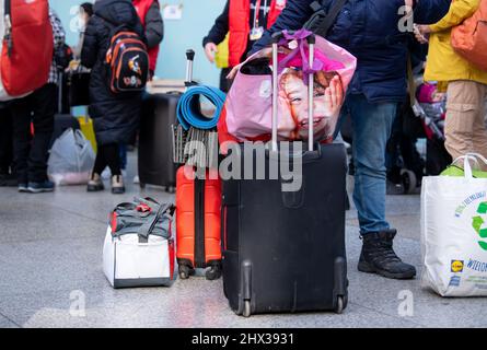 Munich, Allemagne. 09th mars 2022. Les réfugiés d'Ukraine se tiennent après leur arrivée avec leur gare principale de bagages. Credit: Sven Hoppe/dpa/Alay Live News Banque D'Images