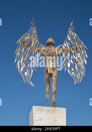 Ayia Napa, Chypre - 23 mai 2021 : la statue d'Icarus aspirant au ciel par l'artiste Panikkos Spanos, 2020. Ayia Napa est une station touristique à l'extrême Banque D'Images