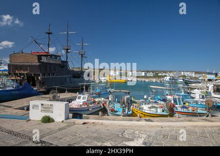 Ayia Napa, Chypre - 23 mai 2021 : bateaux et navires amarrés dans le port maritime. Ayia Napa est une station touristique à l'extrémité est de la côte sud du CYP Banque D'Images