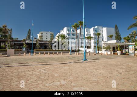 AYIA NAPA, CHYPRE - 23 MAI 2021 : paysage urbain avec hôtels et restaurants à proximité du port maritime. Ayia Napa est une station touristique à l'extrémité est de la Banque D'Images