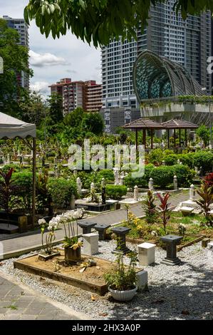 Cimetière musulman de Jalan Ampang, avec le pont de Saloma en arrière-plan Banque D'Images