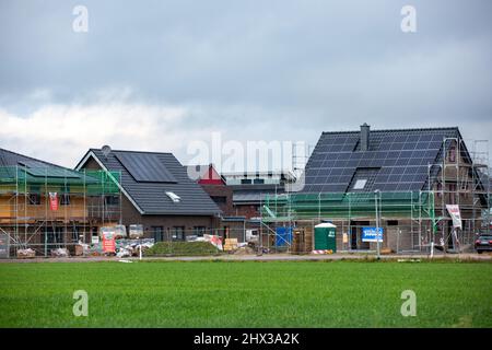 Nouveau développement en Allemagne, nouvelles maisons unifamiliales avec systèmes photovoltaïques sur les toits. Les énergies renouvelables comme investissement privé pour l'indépendance Banque D'Images