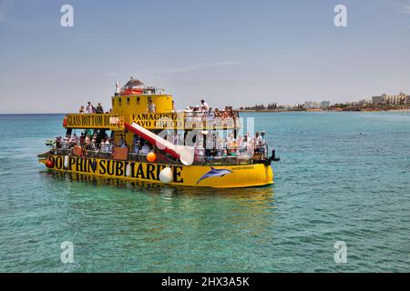 Protaras, Chypre - 25 mai 2021: Les gens voyagent en bateau de divertissement sous-marin Dolphine avec fond en verre. Protaras possède des eaux et du sable bleu ciel Banque D'Images