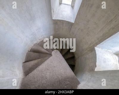 Escalier en pierre de la forteresse. Vue de dessus. Murs gris avec ouvertures pour de petites fenêtres d'observation dans la forteresse. Architecture médiévale. Banque D'Images