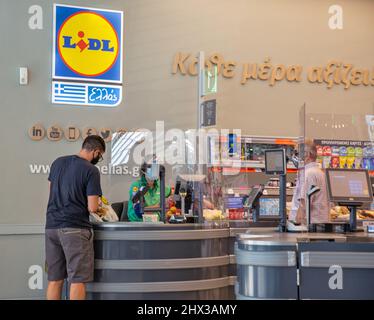 Corfou, Grèce - 03 août 2021: Les gens visitent le supermarché Lidl. Lidl est une chaîne allemande de supermarchés à prix réduit qui exploite plus de 7200 magasins dans le monde, Banque D'Images