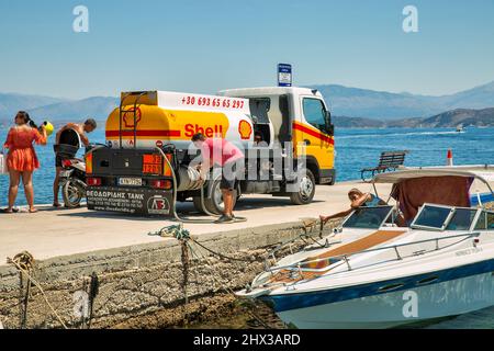 Kassiopi, Corfou, Grèce - 06 août 2021 : réservoir de ravitaillement mobile Shell pour yachts et bateaux sur le bord de mer de Corfou. Shell est une société multinationale du pétrole et du gaz Banque D'Images