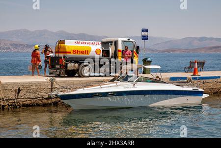 Kassiopi, Corfou, Grèce - 06 août 2021 : réservoir de ravitaillement mobile Shell pour yachts et bateaux sur le bord de mer de Corfou. Shell est une société multinationale du pétrole et du gaz Banque D'Images