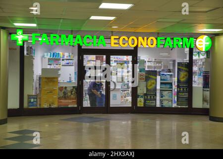 Bucarest, Roumanie - 12 août 2021 : les gens visitent la pharmacie Econofarm dans le centre-ville. Banque D'Images