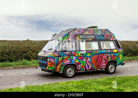 Années 1983 80 années quatre-vingt à motifs multicolores VW Volkswagen 1600cc diesel camping-car haut de gamme. Véhicules sur mesure en route pour Leighton Hall Classic August car show Carnforth, Royaume-Uni Banque D'Images