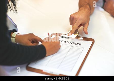 Chaque petit bit aide. Photo rognée du bénévole obtenant des signatures pour les dons de l'église. Banque D'Images