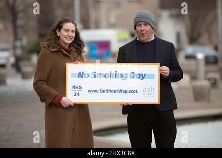 Édimbourg, Royaume-Uni. 9th mars 2022. Les membres de LA CENDRES en Écosse qui tiennent une bannière en dehors du Parlement écossais affichant la Journée de la non-fumeurs. Pic Credit: Pako Mera/Alay Live News Banque D'Images