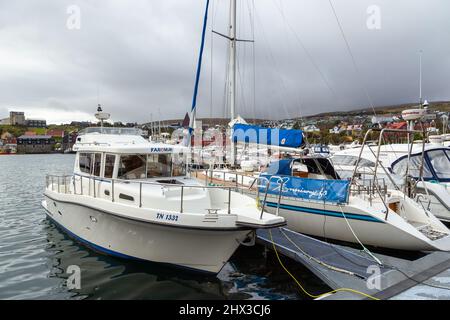 Torshavn, Îles Féroé, Danemark - 03 mai 2018 : vue de la capitale Torshavn sur l'île de Streymoy. Port avec yachts amarrés et bateaux. Banque D'Images