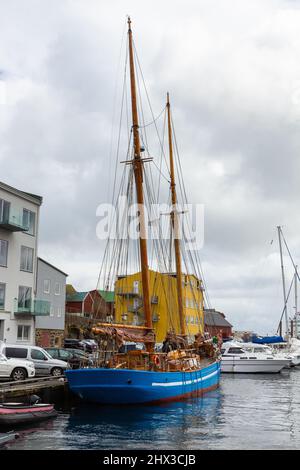 Torshavn, Îles Féroé, Danemark - 03 mai 2018 : vue de la capitale Torshavn sur l'île de Streymoy. Port avec yachts amarrés et bateaux. Banque D'Images