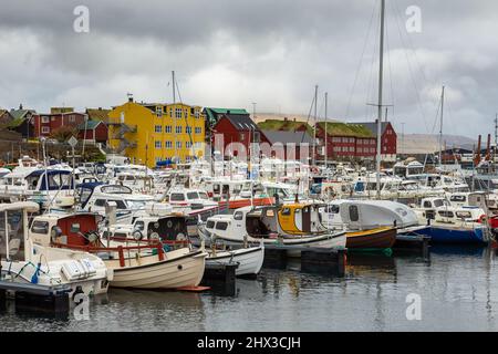 Torshavn, Îles Féroé, Danemark - 03 mai 2018 : vue de la capitale Torshavn sur l'île de Streymoy. Port avec yachts amarrés et bateaux. Banque D'Images