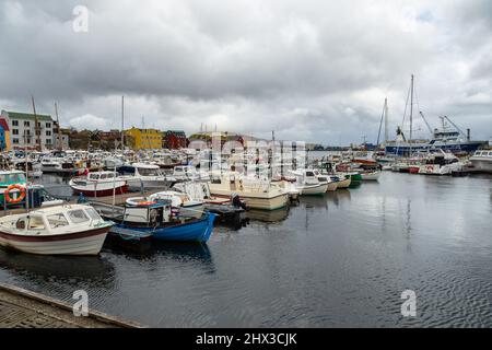 Torshavn, Îles Féroé, Danemark - 03 mai 2018 : vue de la capitale Torshavn sur l'île de Streymoy. Port avec yachts amarrés et bateaux. Banque D'Images