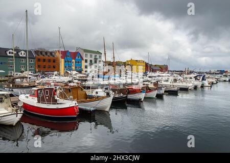 Torshavn, Îles Féroé, Danemark - 03 mai 2018 : vue de la capitale Torshavn sur l'île de Streymoy. Port avec yachts amarrés et bateaux. Banque D'Images