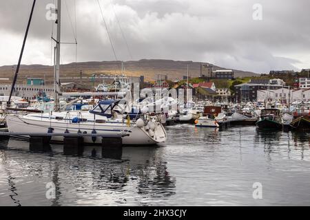 Torshavn, Îles Féroé, Danemark - 03 mai 2018 : vue de la capitale Torshavn sur l'île de Streymoy. Port avec yachts amarrés et bateaux. Banque D'Images