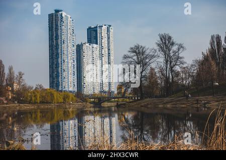 KIEV, Ukraine - Mars 30 ,2020:Canal d'eau à Kiev. Les gens se détendent et pêchent le long de la rive du canal Banque D'Images