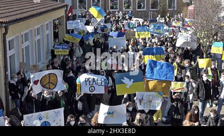 09 mars 2022, Basse-Saxe, Osnabrück: 3500 élèves de plusieurs écoles prennent la rue dans la marche de la paix contre la guerre. Par la suite, il y a eu des rassemblements et des prières de paix dans les écoles respectives, et une minute de silence a également été prévue. Photo : NWM-TV/dpa Banque D'Images