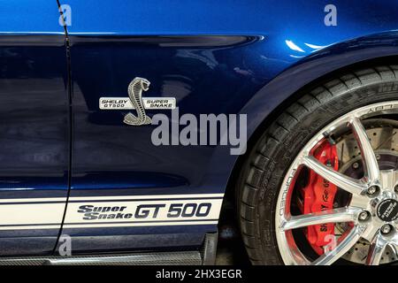 Las Vegas, NV - 13 décembre 2021 : Shelby GT500 Super Snake Ford Mustang Blue car avec bande blanche et étriers de frein rouges au Shelby Heritage cent Banque D'Images