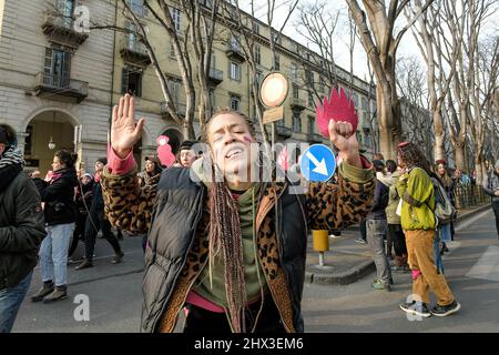 Turin, Italie. 08th mars 2022. Une jeune femme danse pendant la marche de la Journée internationale de la femme à Turin. Des centaines de femmes sont descendues dans les rues de Turin lors d'une manifestation à l'occasion de la Journée internationale de la femme après deux ans de détention en raison de la pandémie. Crédit : SOPA Images Limited/Alamy Live News Banque D'Images