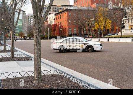 Washington D.C., 22 novembre 2021 : la voiture de police du service secret des États-Unis stationnée sur Pennsylvania Avenue, devant la Maison Blanche, pointe vers LAFA Banque D'Images