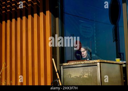 Kiev, Ukraine - 13 mai 2019: Homme dormant dans un café McDonalds. Banque D'Images