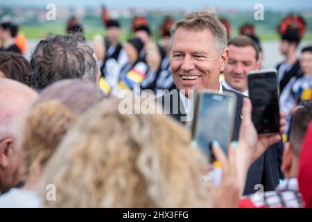 Sibiu, Roumanie - 2 juin 2019 : Klaus Iohannis avec des citoyens à l'aéroport de Sibiu, après la visite du Pape François en roumain. Banque D'Images