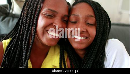 Mère africaine et fille adolescente souriant à la caméra. Race noire mixte ethnicité Banque D'Images