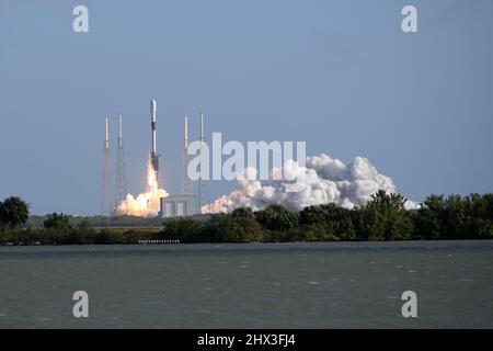 Floride, États-Unis, 9 mars 2022. États-Unis. 09th mars 2022. SpaceX lance sa mission de l'année 10th avec un autre ensemble de 48 satellites Starlink du complexe 40 à la station de la Force spatiale de Cape Canaveral le mercredi 9 mars 2022. Photo de Joe Marino/UPI crédit: UPI/Alay Live News Banque D'Images