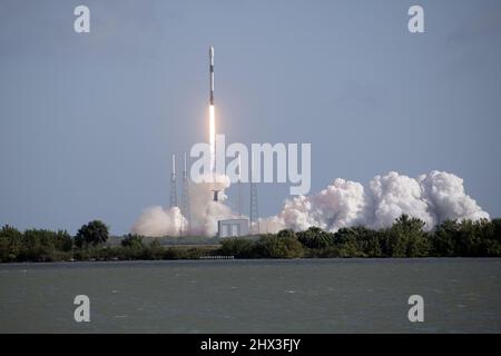 Floride, États-Unis, 9 mars 2022. États-Unis. 09th mars 2022. SpaceX lance sa mission de l'année 10th avec un autre ensemble de 48 satellites Starlink du complexe 40 à la station de la Force spatiale de Cape Canaveral le mercredi 9 mars 2022. Photo de Joe Marino/UPI crédit: UPI/Alay Live News Banque D'Images