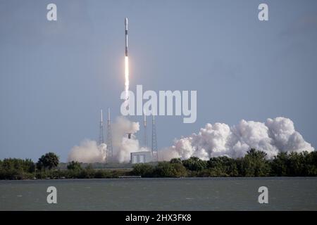 Floride, États-Unis, 9 mars 2022. États-Unis. 09th mars 2022. SpaceX lance sa mission de l'année 10th avec un autre ensemble de 48 satellites Starlink du complexe 40 à la station de la Force spatiale de Cape Canaveral le mercredi 9 mars 2022. Photo de Joe Marino/UPI crédit: UPI/Alay Live News Banque D'Images