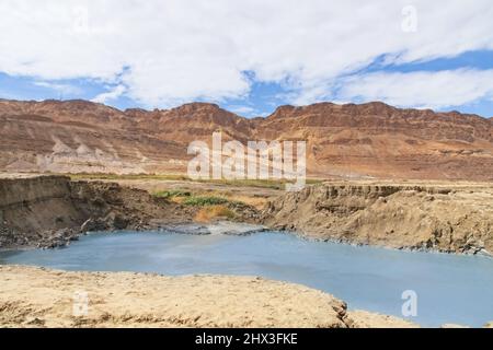 Gouffre rempli d'eau turquoise, près de la côte de la mer Morte. Trou formé lorsque le sel souterrain est dissous par intrusion d'eau douce, en raison de la chute continue du niveau de la mer. . Photo de haute qualité Banque D'Images