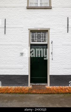 Hoogstraten, Belgique, 11 novembre 2021, Béguinage de Hoogstraten, Belgique classé par l'UNESCO. Le beau Béguinage médiéval de Hoogstraten, montrant la porte d'entrée de l'une des maisons blanches. Photo de haute qualité Banque D'Images